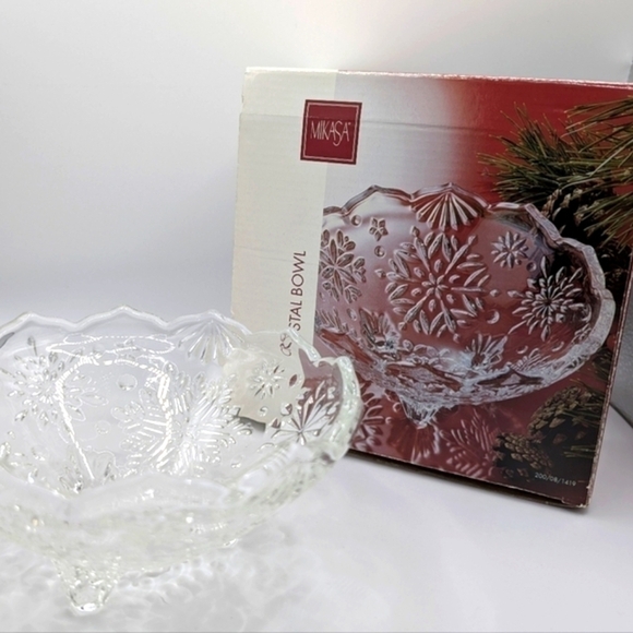 Vintage Mikasa 6" Footed Crystal Snowflake Bowl - Picture 13 of 13